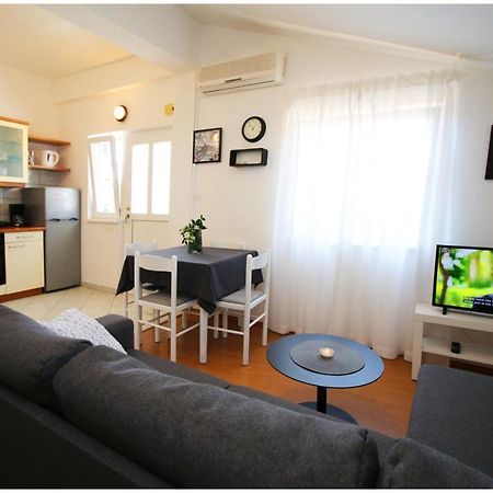 Studio Apartman Elena プリモシュテン エクステリア 写真
