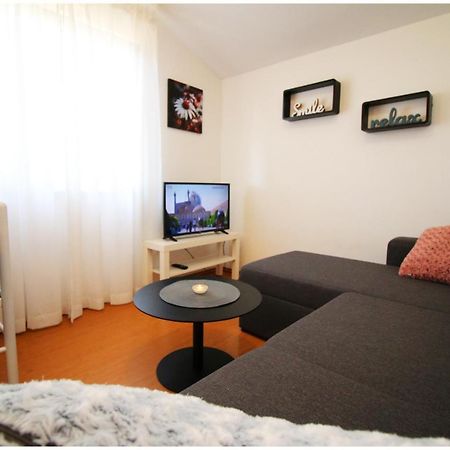 Studio Apartman Elena プリモシュテン エクステリア 写真