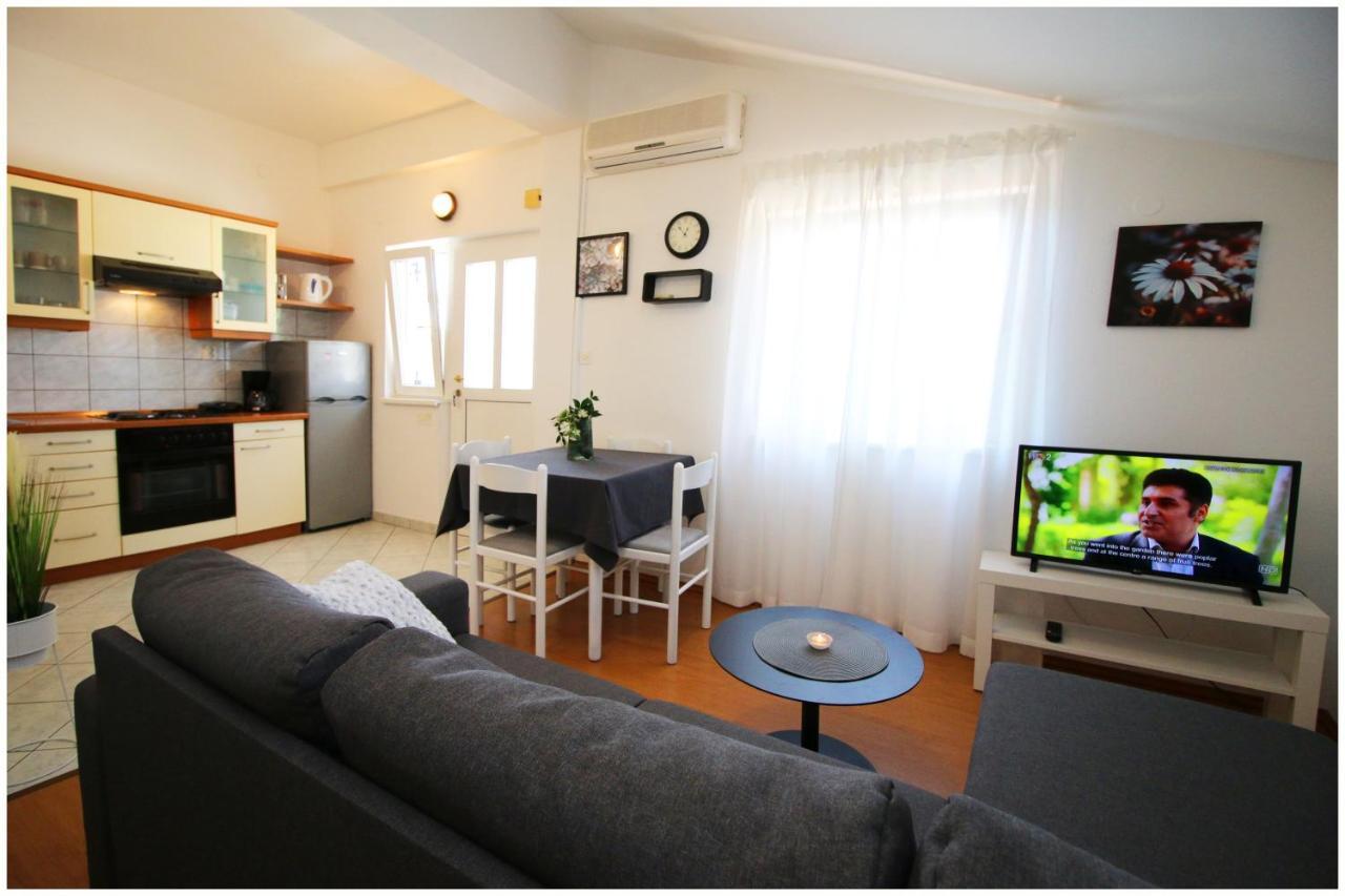 Studio Apartman Elena プリモシュテン エクステリア 写真