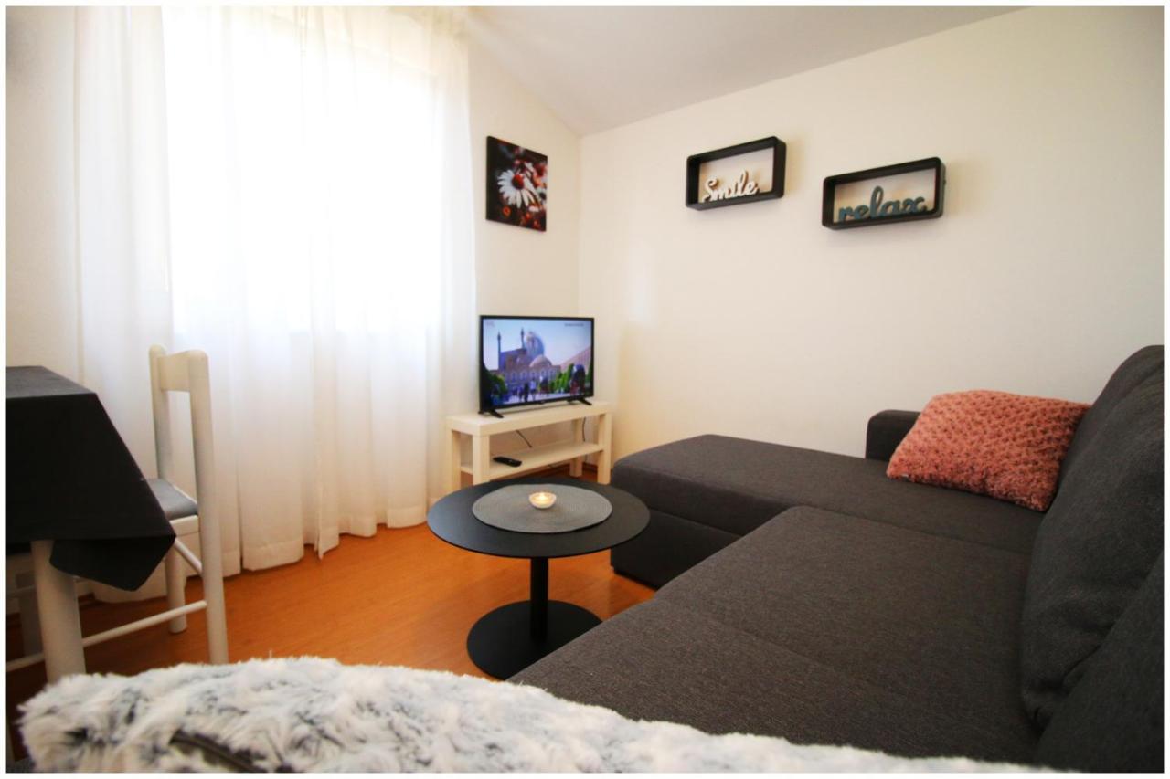 Studio Apartman Elena プリモシュテン エクステリア 写真