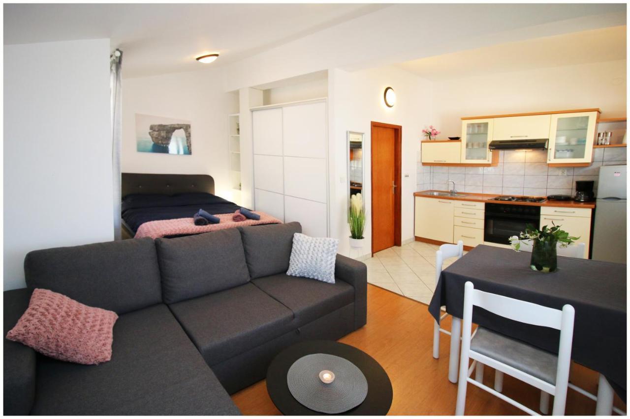 Studio Apartman Elena プリモシュテン エクステリア 写真